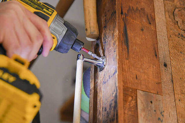 \制作時間5分の瞬間DIY/隙間スペースを“アレ”で解決、秀逸アイデアハンガーフック