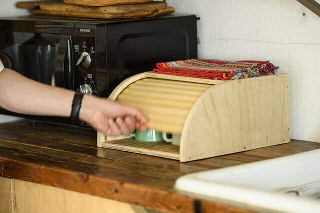 クセになるこの開閉式!木製ブレッドケースDIYで叶える“シャレ収納”