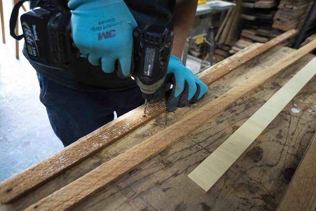 もっと自由に間取りを仕切る！古材とベルトで作るDIYパーテーション