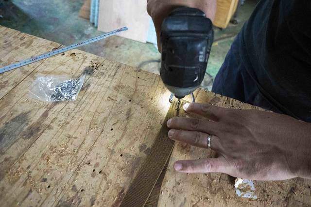 もっと自由に間取りを仕切る！古材とベルトで作るDIYパーテーション