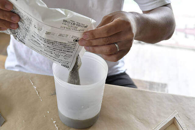 材料費は¥1000でOK。使い終わったマットで個性派ドリッパースタンドをDIY