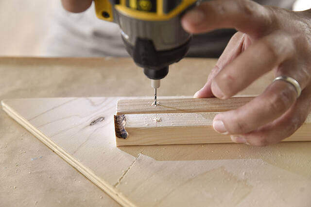 どんな場所でも挟むだけ!“IKEAクランプ”で省スペースなディスプレイラックをDIY