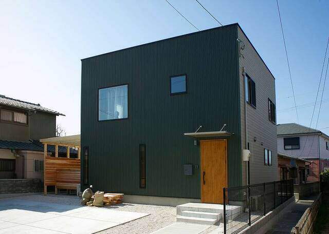 外壁の汚れは自分で洗える?くすみやコケの落とし方&汚れにくくする方法