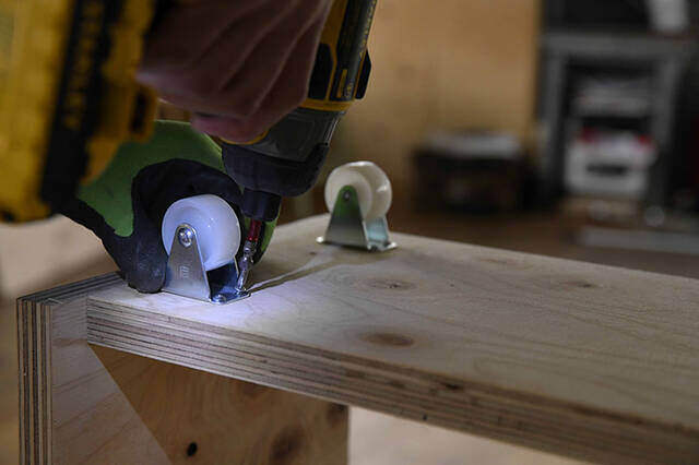 畳んで収納、開いてカフェに!収納力も抜群な移動式バタフライテーブルをDIY