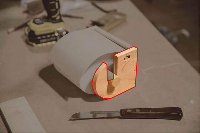 この完成度、もはや現代アート!?木製ペーパーホルダーをDIYしてトイレにも遊び心を