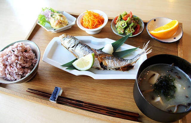 ホステル ×カフェ×食品加工場！リノベで築50年の古さを楽しむイワシビル