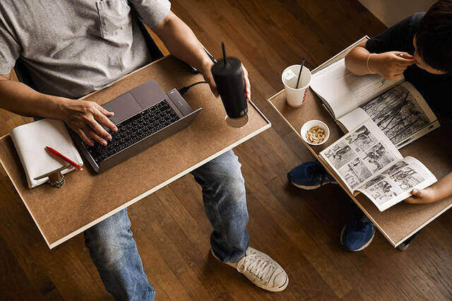 “膝の上”と書いて、オフィスと読む。キャンプチェアで働く快適デスクをDIY