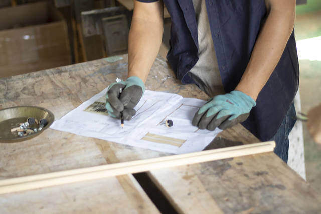 ブラケットいらずで突っ張れる!?デッドスペースを解消するウォールラック