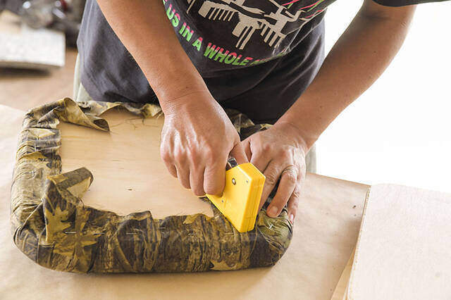 足を上げると気分もアガる!トランクカーゴが贅沢オットマンに変身するDIY