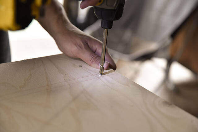 “膝の上”と書いて、オフィスと読む。キャンプチェアで働く快適デスクをDIY