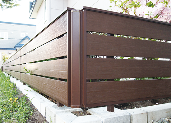 素敵なウッドフェンスの施工例を大公開！かかる費用や木材選びの秘訣とは？