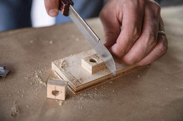 この完成度、もはや現代アート!?木製ペーパーホルダーをDIYしてトイレにも遊び心を