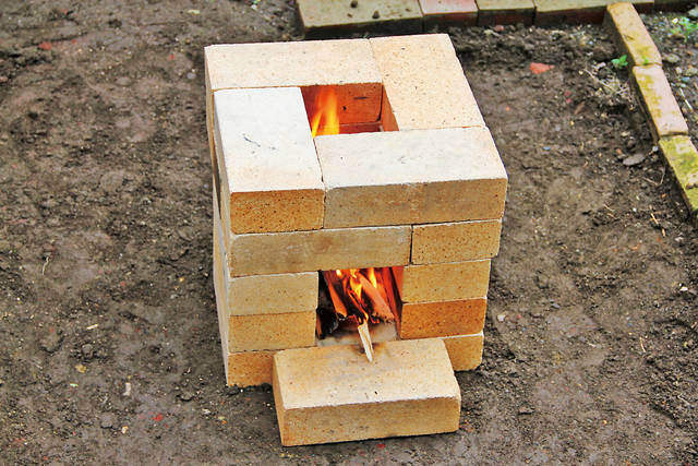 耐火レンガ&コンクリートで常設のロケットストーブを作る!