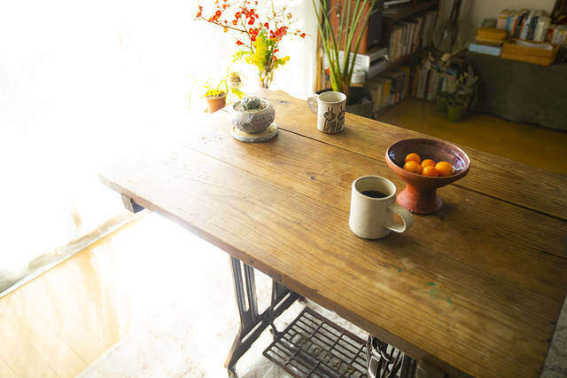 山道具を巧みに収納！壁面を有効活用した2人と1匹暮らし