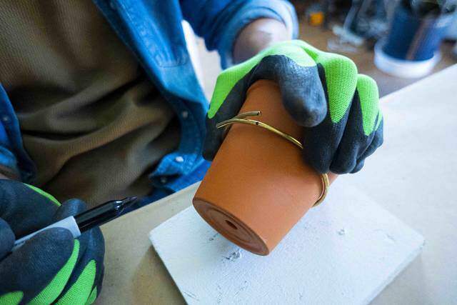 2本の真鍮で作る洒落顔DIY!インテリアを選ばず映えるプラントハンガー