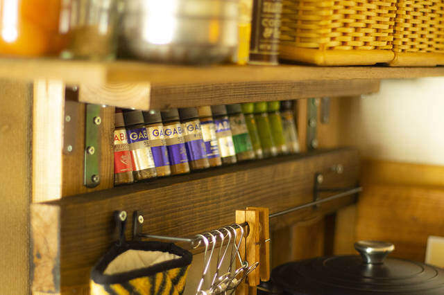 山道具を巧みに収納！壁面を有効活用した2人と1匹暮らし