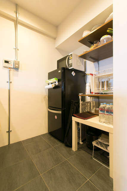 異国のホテル感を演出するのはタイル床!シックな雰囲気にこだわり抜いたリノベ部屋
