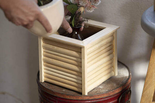 植物をインテリアへ変える。陰影が美しいプランターカバーをDIY