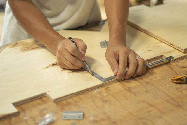 3cmの隙間にすっぽり収納！パタパタ折りたためるスツールをDIY！