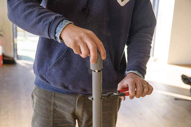 作り方は“曲げるだけ”!?どこでも・なんでも掛けられる超便利なハンガーフックをDIY