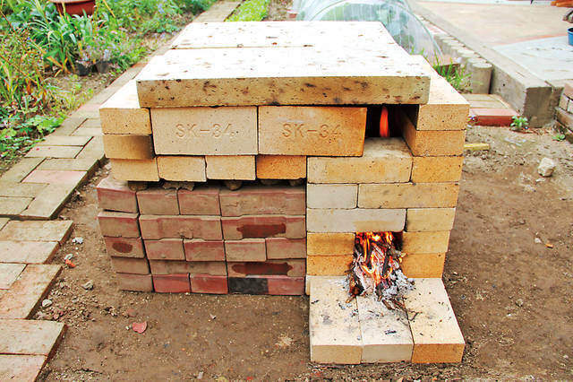 耐火レンガ&コンクリートで常設のロケットストーブを作る!