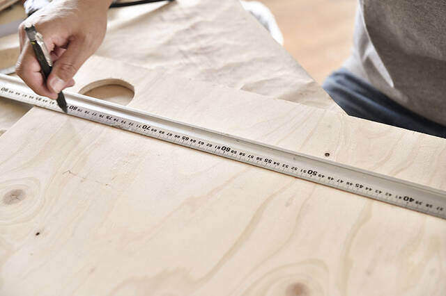 “膝の上”と書いて、オフィスと読む。キャンプチェアで働く快適デスクをDIY