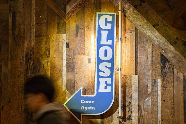 海外映画っぽい“アレ”を再現!ホームセンター出身の本格派壁づけサインをDIY