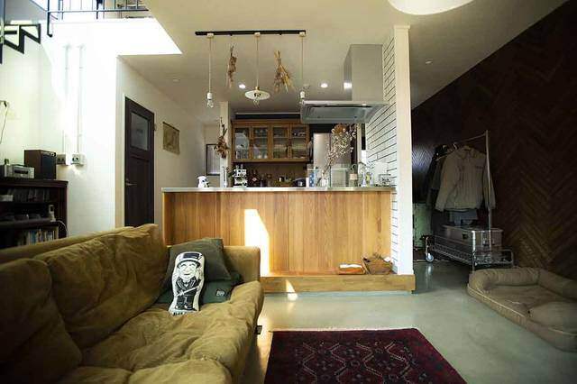 古材とエイジングで作るインテリア。アメリカを感じるキューブハウス