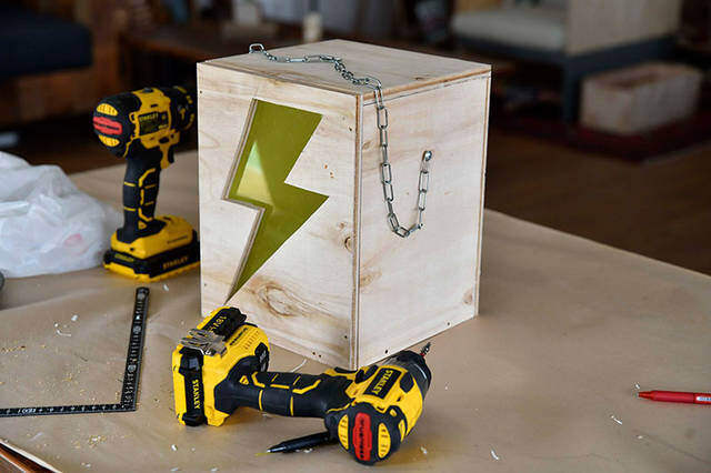 夜キャンプの“光る表札”！テントを見分けるベースサインをDIY