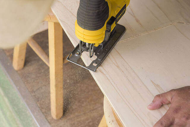 “仕舞えるだけ”の収納で満足?汚れも防げる超快適サイドテーブルをDIY