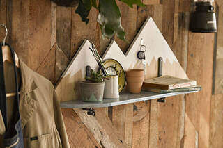 2枚の板がここまで化ける!“IKEAクランプ”を使った超簡単な壁掛けラックDIY | カシワバラさんの暮らし。