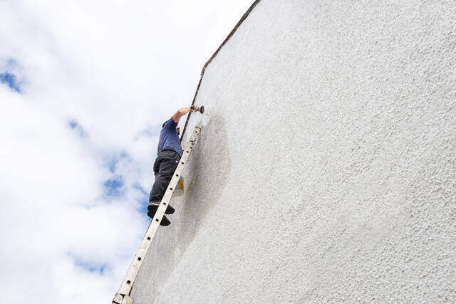 外壁の汚れは自分で洗える?くすみやコケの落とし方&汚れにくくする方法