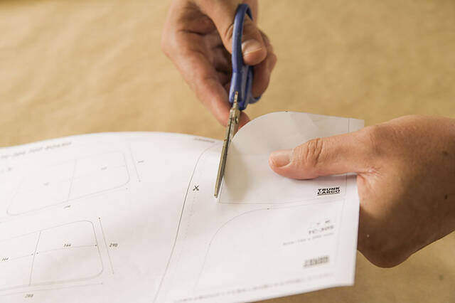 足を上げると気分もアガる!トランクカーゴが贅沢オットマンに変身するDIY