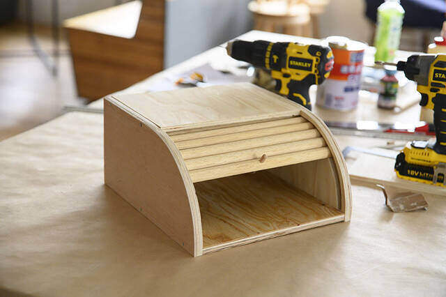 クセになるこの開閉式!木製ブレッドケースDIYで叶える“シャレ収納”