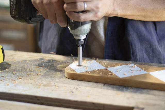 ブラケットいらずで突っ張れる!?デッドスペースを解消するウォールラック