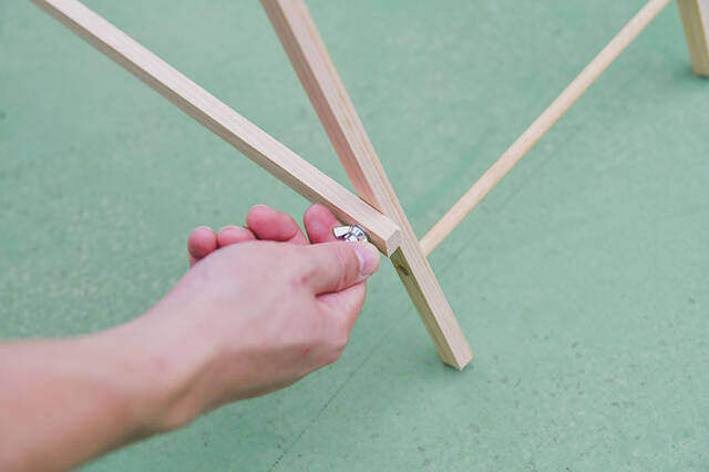 “仕舞えるだけ”の収納で満足?汚れも防げる超快適サイドテーブルをDIY