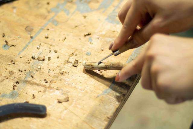 枯れ枝だって立派な木材!低予算でオシャレな壁掛けフックが完成!