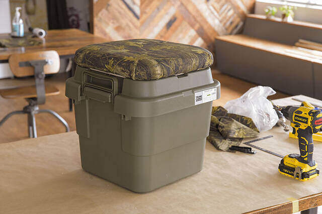 足を上げると気分もアガる!トランクカーゴが贅沢オットマンに変身するDIY