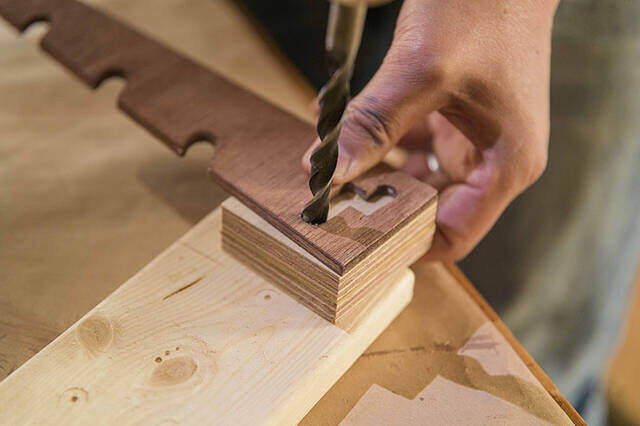 材料費0円の名作が誕生!来客時に壁から飛び出す魔法のハンガーフックをDIY