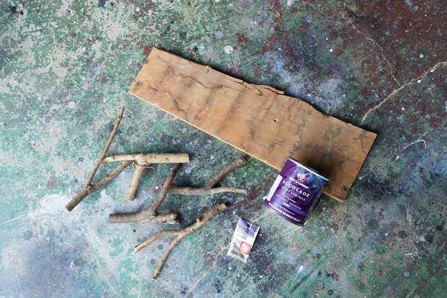 枯れ枝だって立派な木材!低予算でオシャレな壁掛けフックが完成!