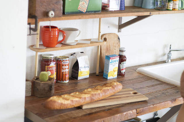 ブラケットいらずで突っ張れる!?デッドスペースを解消するウォールラック