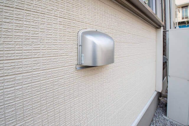 外壁の汚れは自分で洗える？くすみやコケの落とし方＆汚れにくくする方法