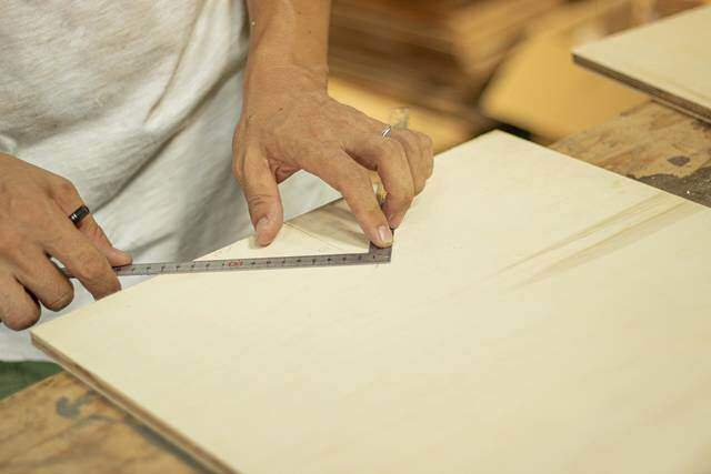 3cmの隙間にすっぽり収納！パタパタ折りたためるスツールをDIY！