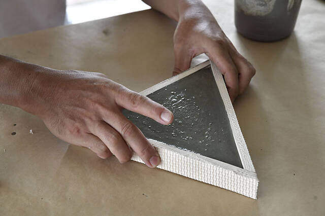 材料費は¥1000でOK。使い終わったマットで個性派ドリッパースタンドをDIY