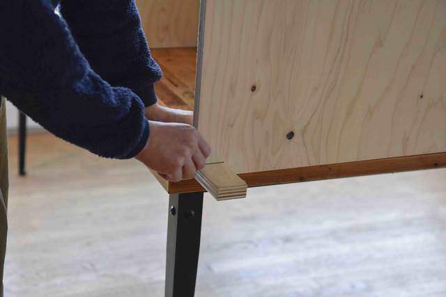 幕板をカウンターの幅に合わせてカットします。