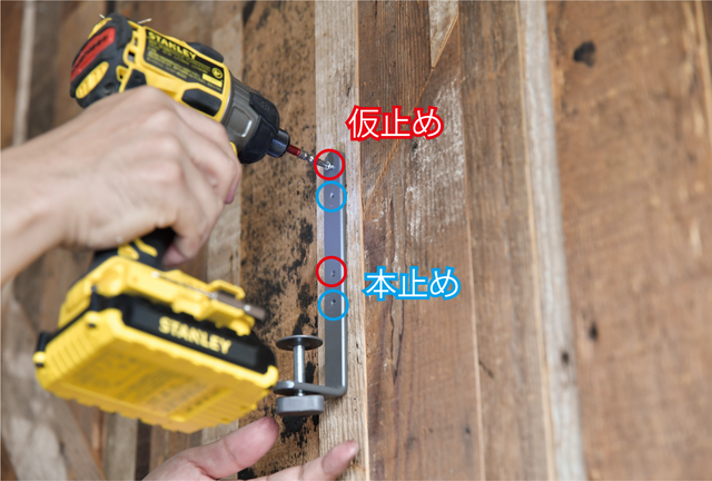 2枚の板がここまで化ける！“IKEAクランプ”を使った超簡単な壁掛けラックDIY