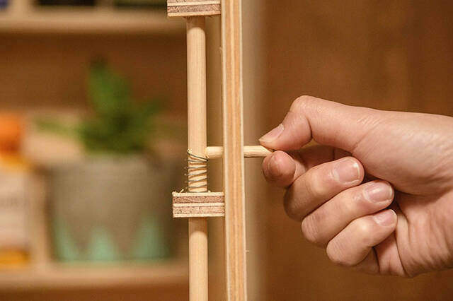 お部屋に春(スプリング)到来!バネを活用した技アリ収納棚をDIY