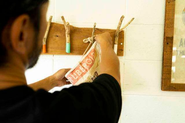 枯れ枝だって立派な木材!低予算でオシャレな壁掛けフックが完成!