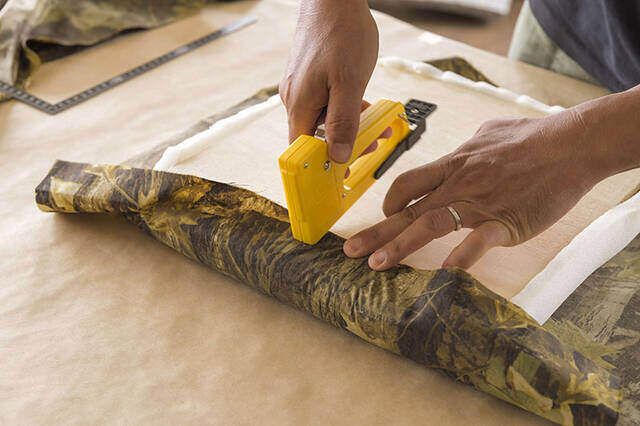 足を上げると気分もアガる!トランクカーゴが贅沢オットマンに変身するDIY