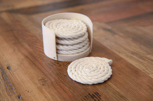 ホームパーティの名脇役!テーブルに華を添える紅白コースターをDIY